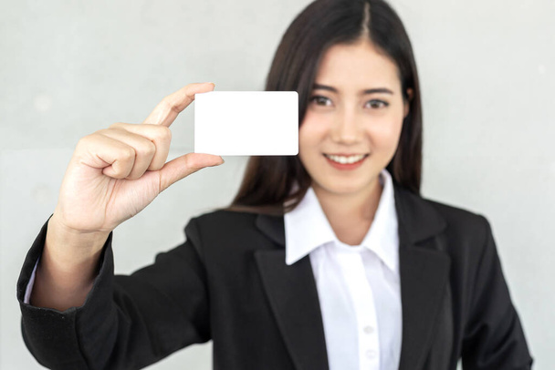 бізнес-леді, що тримає і показує порожню візитку або іменну картку бізнес-концепцію
 - Фото, зображення