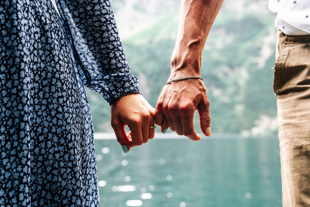 Pariskunta kävelee. Nuoret romanttiset ihmiset pitävät toisiaan kädestä. Rakkaus pari mies ja nainen yhdessä kesäpuistossa. Nuori perhe matkustaa aktiivinen seikkailu lomat - Valokuva, kuva