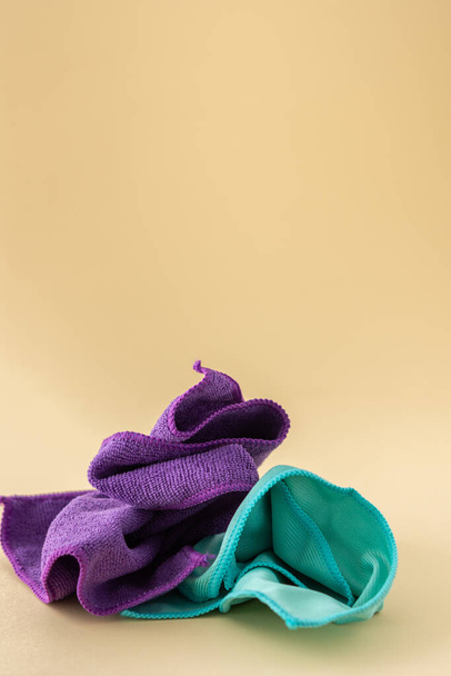Tarafsız bir bej arka planda yıkanmak için çok renkli mikrofiber kumaşlar, temizlik konsepti. - Fotoğraf, Görsel