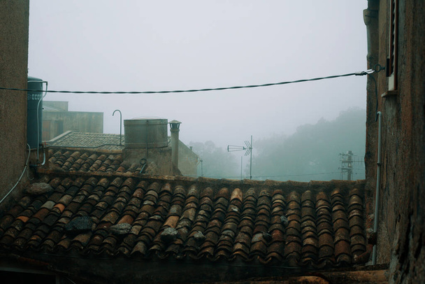 Niebla en Erice, Sicilia, Italia. La ciudad principal de Erice se encuentra en la cima del Monte Erice. - Foto, Imagen