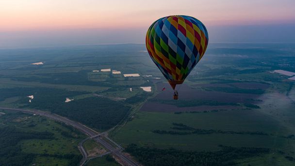 χρώμα αερόστατο θερμού αέρα στο σύννεφο του ουρανού και την ανατολή του ήλιου το πρωί ώρα  - Φωτογραφία, εικόνα