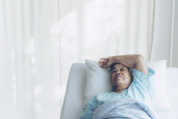 Lonely Elderly patients in hospital bed patients want to go home - medical and healthcare concept - 写真・画像