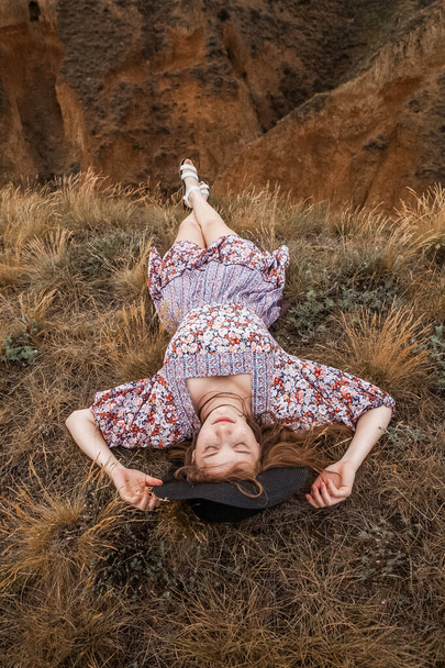 Młoda kobieta na skraju urwiska w opuszczonym miejscu latem - Zdjęcie, obraz