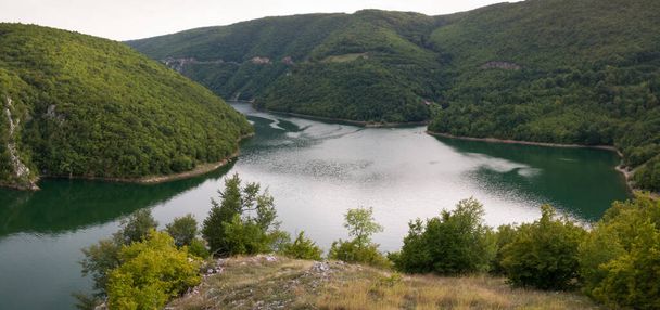 Sztuczne jezioro Bocac w kanionie rzeki Vrbas pomiędzy górami Manjaca i Cemernica w miastach Banja Luka, Knezevo i Mrkonjic Grad - Zdjęcie, obraz