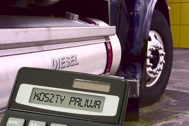 Un serbatoio diesel, calcolatrice e prezzo del carburante in Polonia - Foto, immagini