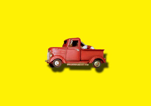 Top view único brinquedo carro vermelho isolado no amarelo para o fundo ou estoque foto, verão de viagem - Foto, Imagem