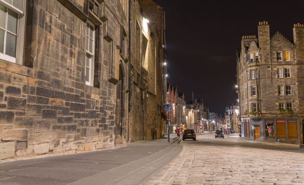 Royal Mile por la noche, Edimburgo
 - Foto, imagen