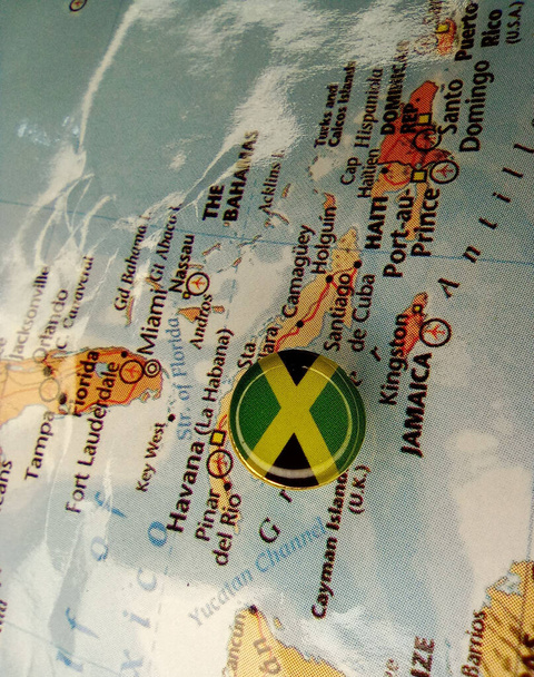 地図上にジャマイカのピン旗を描く - 写真・画像