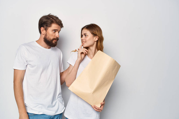 homme avec sac en papier à côté de femme shopping émotions de la famille - Photo, image