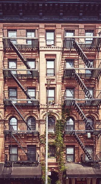 New York oude herenhuis met ijzeren brandtrap, kleur toning toegepast, Verenigde Staten. - Foto, afbeelding