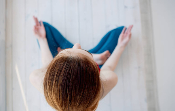 женщина медитирует в позе лотоса - Фото, изображение