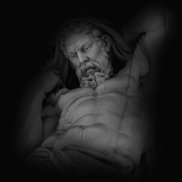 Фрагмент стародавньої кам "яної статуї могутній і могутній Геркулес (Геракл).). - Фото, зображення