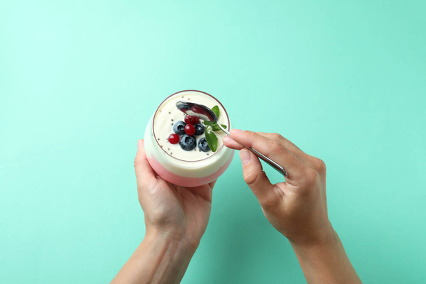 Концепція смачного сніданку з йогуртом на м'ятному фоні
 - Фото, зображення