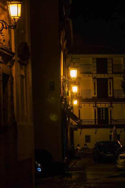 Carmona Espagne 28 juillet 2021 Rue de nuit dans la ville de Carmona appelée L'Etoile Lumineuse de l'Europe, la ville montre une disposition typiquement arabe étroite et sinueuse - Photo, image