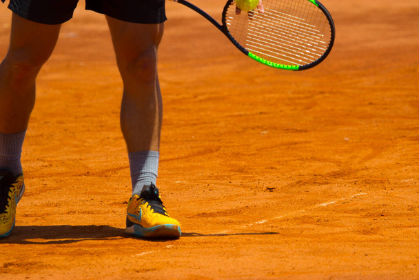 тенісист з ракеткою в руці
 - Фото, зображення
