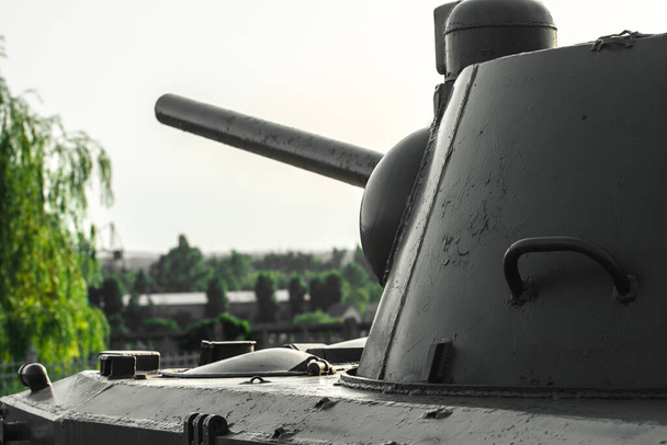танковая пушка и вид на город - Фото, изображение