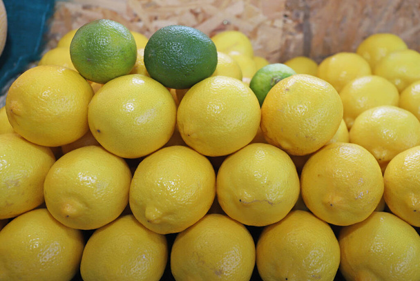 Λίμες και κίτρινα λεμόνια φόντο και μοτίβο - Φωτογραφία, εικόνα