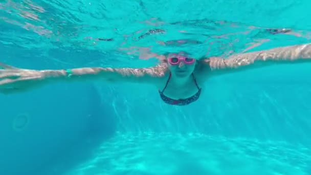 Egy nő úszik a víz alatt a medencében. - Felvétel, videó
