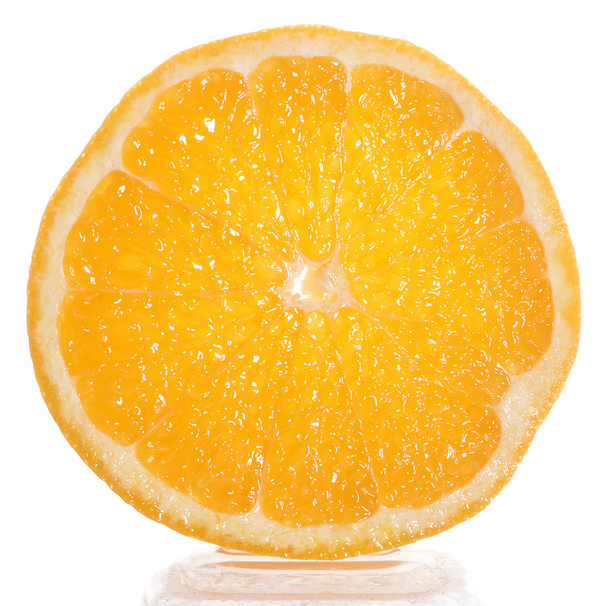 Tranche d'orange fraîche isolée sur fond blanc  - Photo, image