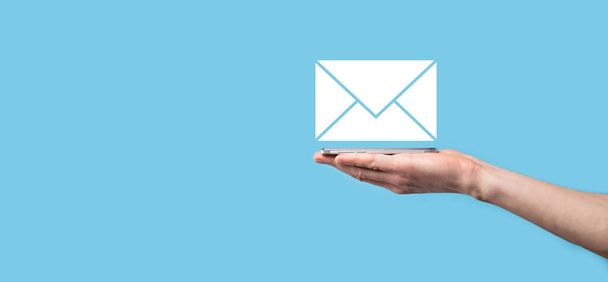 Ηλεκτρονικό ταχυδρομείο και εικονίδιο χρήστη, σημάδι, μάρκετινγκ συμβόλων ή έννοια ενημερωτικού δελτίου, διαγράμματα.Αποστολή email.Bulk mail.Email και sms έννοια μάρκετινγκ. Καθεστώς άμεσων πωλήσεων στις επιχειρήσεις. Κατάλογος πελατών για αποστολή - Φωτογραφία, εικόνα