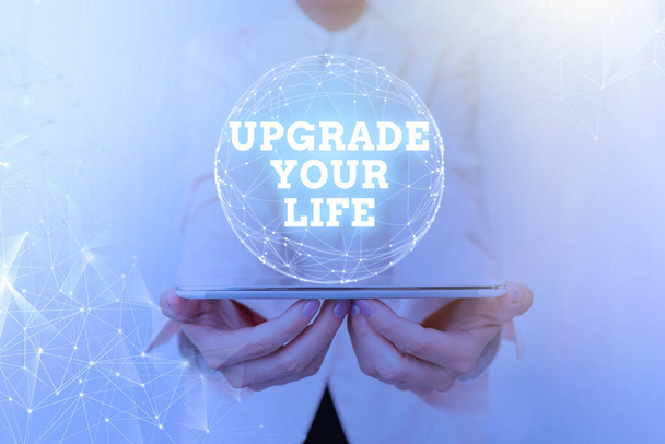 Znak tekstowy pokazujący Upgrade Your Life. Przegląd biznesu poprawić swój sposób życia coraz bogatsza i szczęśliwsza kobieta w garniturze gospodarstwa Tablet z okrągłym wyświetlaczem holograficznym. - Zdjęcie, obraz