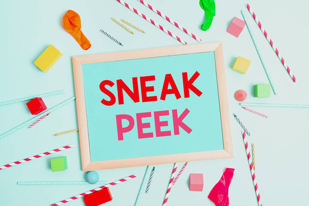 Υπογραφή: Sneak Peek. Έννοια σημαίνει να δείτε πριν από επίσημα παρουσιάζονται ή να κυκλοφορήσει στο κοινό Πολύχρωμο Κόμμα Πρόσκληση Σχέδια Φωτεινή Γιορτή Σχεδιασμός Ιδέες - Φωτογραφία, εικόνα