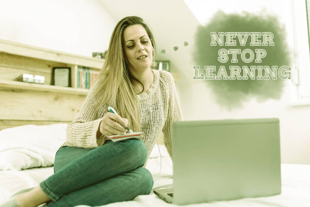 Вдохновение показывает знак "Никогда не прекращай учиться". Деловой подход непрерывное образование и методы, чтобы быть конкурентоспособным Случайный Интернет-серфинг, Студенческие исследования Интернет-сайтов - Фото, изображение