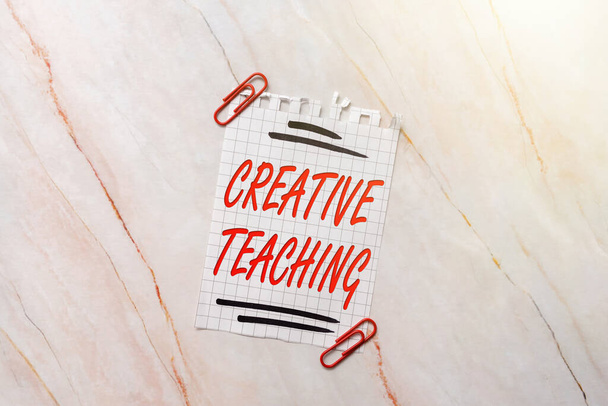 Conceptueel bijschrift Creative Teaching. Business overview the act of coaching in novel way that promote growth New Ideas Fresh Concept Creative Communications Productive Mindset - Foto, afbeelding