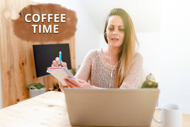 Schreiben, das Text anzeigt. Unternehmen präsentieren einen gewählten Zeitraum, in dem eine Tasse Kaffee serviert und getrunken wird Social Media Influencer Creating Online Presence, Video Blog Ideas - Foto, Bild