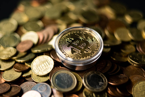 Bitcoin virtuální peníze a fiat peníze mince euro - Fotografie, Obrázek