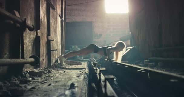 Oldalnézet egy push-up gyakorlaton lévő fitnessz hölgyről. - Felvétel, videó