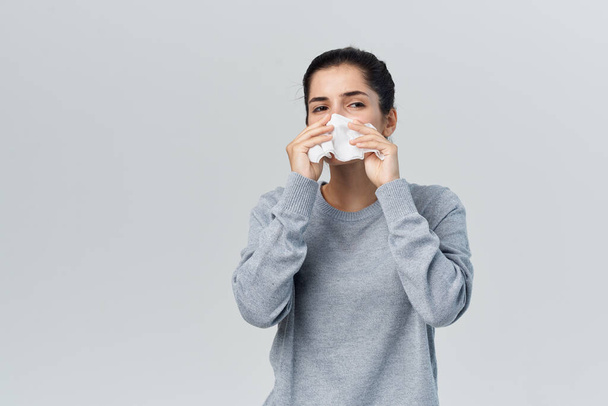冷たい女性は鼻の健康問題を実行します治療感染症 - 写真・画像