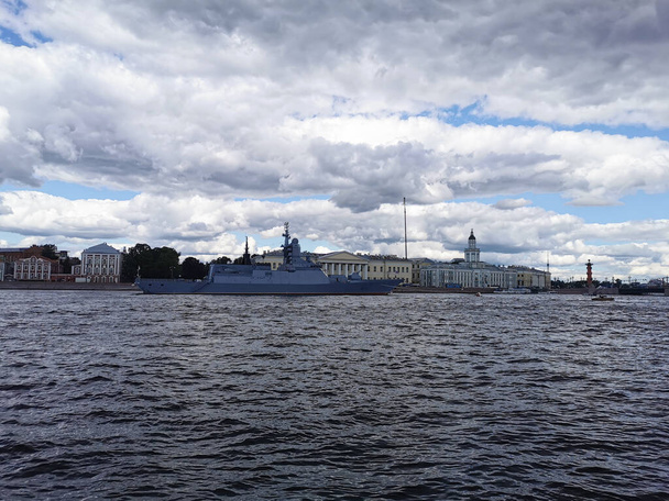 Corvette "Stoyky" en las aguas del río Neva en el Día de la Marina en San Petersburgo. - Foto, Imagen