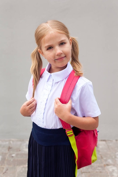 Mochila. Retrato de la chica adolescente feliz moderna escuela con mochila bolsa. Chica con aparatos dentales y gafas. - Foto, Imagen