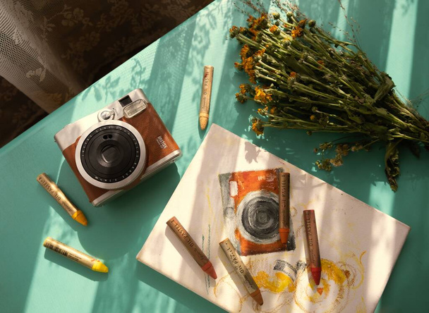Kamera a pastelky na stole - Fotografie, Obrázek