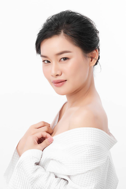 Hermosa mujer asiática joven con piel limpia y fresca sobre fondo blanco, Cuidado de la cara, Tratamiento facial, Cosmetología, belleza y spa, Retrato de mujeres asiáticas. - Foto, imagen