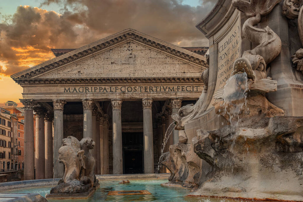 Fonte no Panteão, um monumento de história e arquitetura da Roma antiga. Tradução da inscrição - "Marco Agripa, filho de Lúcio, eleito cônsul pela terceira vez, construído" - Foto, Imagem