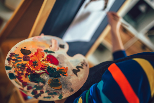 Lindo niño pintando un cuadro en el estudio en casa - Foto, Imagen