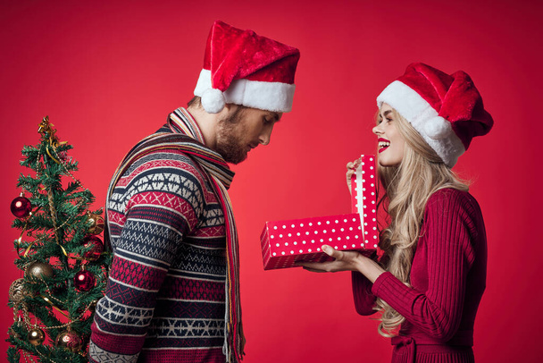 мужчина и женщина рождественский праздник романтический красный фон - Фото, изображение