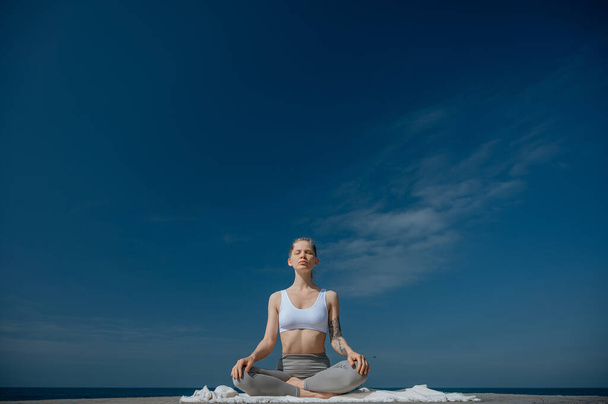 Yoga-Praxis und Meditation in der Natur. Frau übt in der Nähe des Schwarzen Meeres. - Foto, Bild