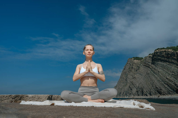 Prática de ioga e meditação na natureza. Mulher praticando perto do mar Negro. - Foto, Imagem