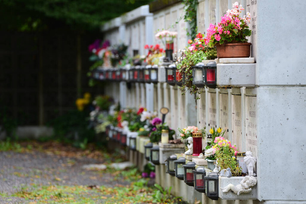 Cemitério de urna em St. Martin, Linz, Alta Áustria, Áustria, Europa - Foto, Imagem
