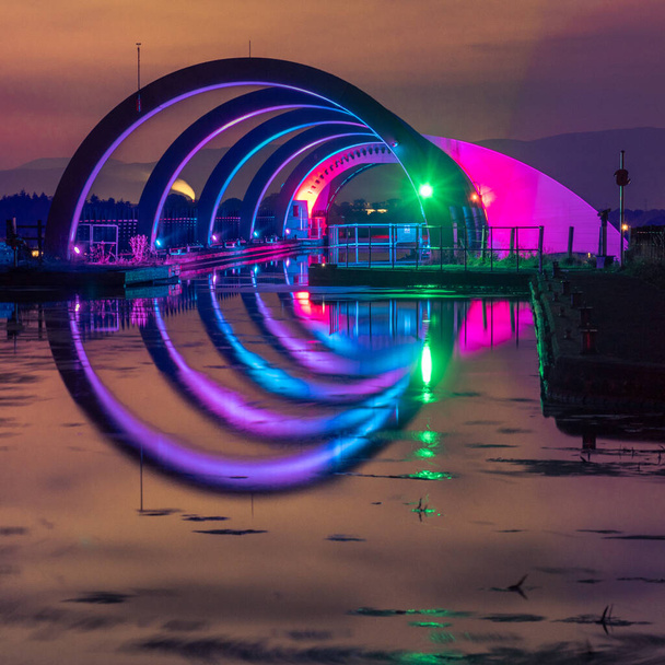 Falkirkin pyörän huipulle johtava kanava. Falkirk Wheel on pyörivä veneen hissi Skotlannissa, joka yhdistää Forthin ja Clyden kanavan unionin kanavaan. - Valokuva, kuva