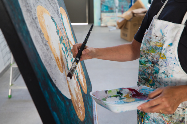 Деталь зрілої жінки, яка малює метелика на білому полотні у своїй студії. Концептуальне мистецтво і художник
. - Фото, зображення