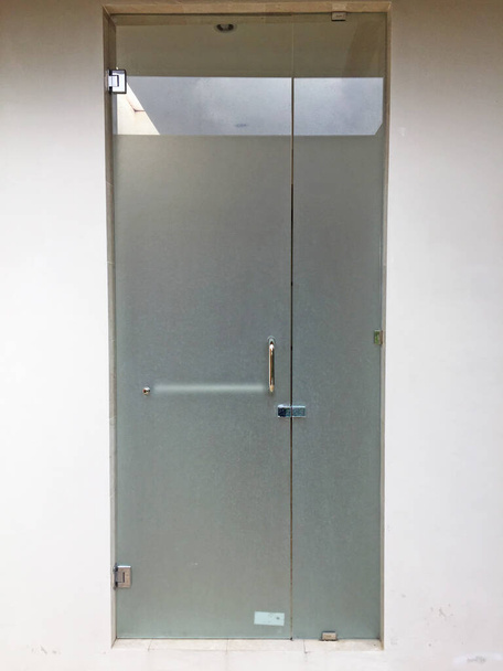 Замороженные стеклянные двери ванной комнаты с ручкой двери из нержавеющей стали D типа  - Фото, изображение