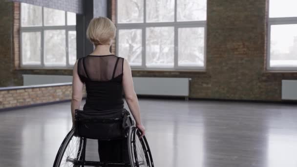 Retrato de mulher deficiente dançarina em cadeira de rodas - Filmagem, Vídeo