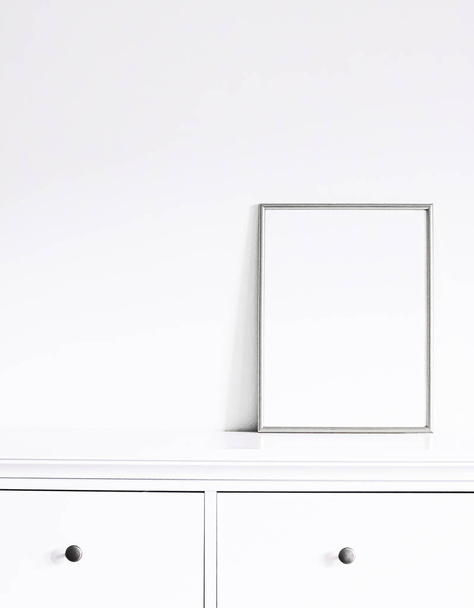 Ασημένιο πλαίσιο σε λευκό έπιπλο, πολυτελή διακόσμηση σπιτιού και σχέδιο για μακιγιαζ, εκτύπωση αφίσας και εκτυπώσιμη τέχνη, βιτρίνα ηλεκτρονικού καταστήματος - Φωτογραφία, εικόνα