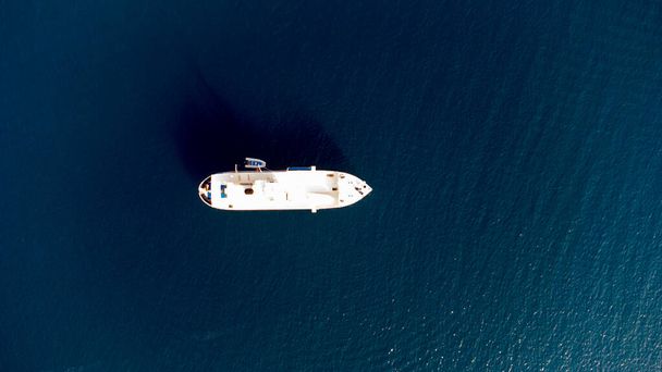 Bateau solitaire dans l'océan
 - Photo, image