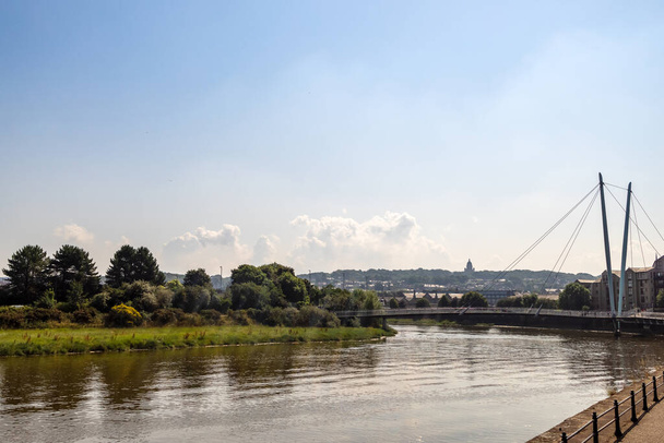 Fluss Lune in Lancaster, Großbritannien mit der Schrägseilbrücke Millennium Bridge im Hintergrund. - Foto, Bild