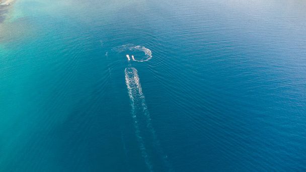 海に孤独なボート - 写真・画像